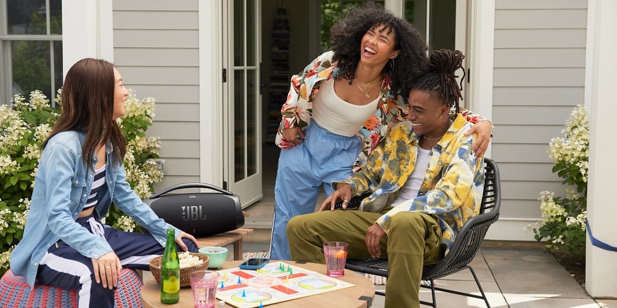 Zu den tragbaren Bluetooth- & WLAN-Lautsprechern von JBL